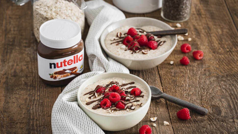 Porridge (Haferbrei) mit nutella® und Früchten Porridge (Haferbrei) mit nutella® und Früchten