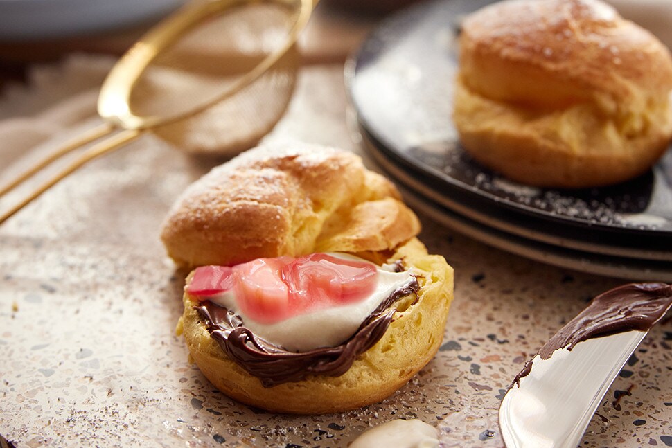 nutella® Rezepte - Rhabarber-Windbeutel mit nutella®