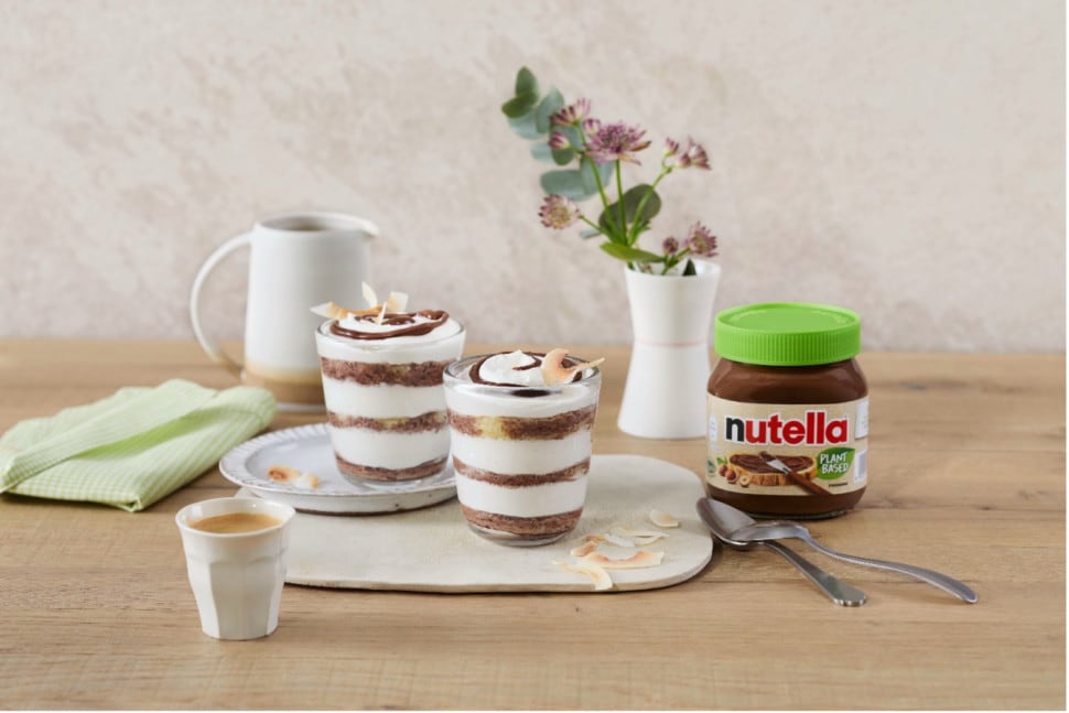 Kokos-Tiramisu mit Nutella Plant-Based, geschichtete Creme und zarter Biskuitbasis.