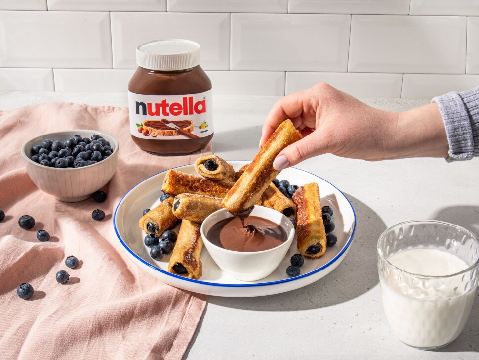 French Toast Rolls mit Blaubeeren und nutella®