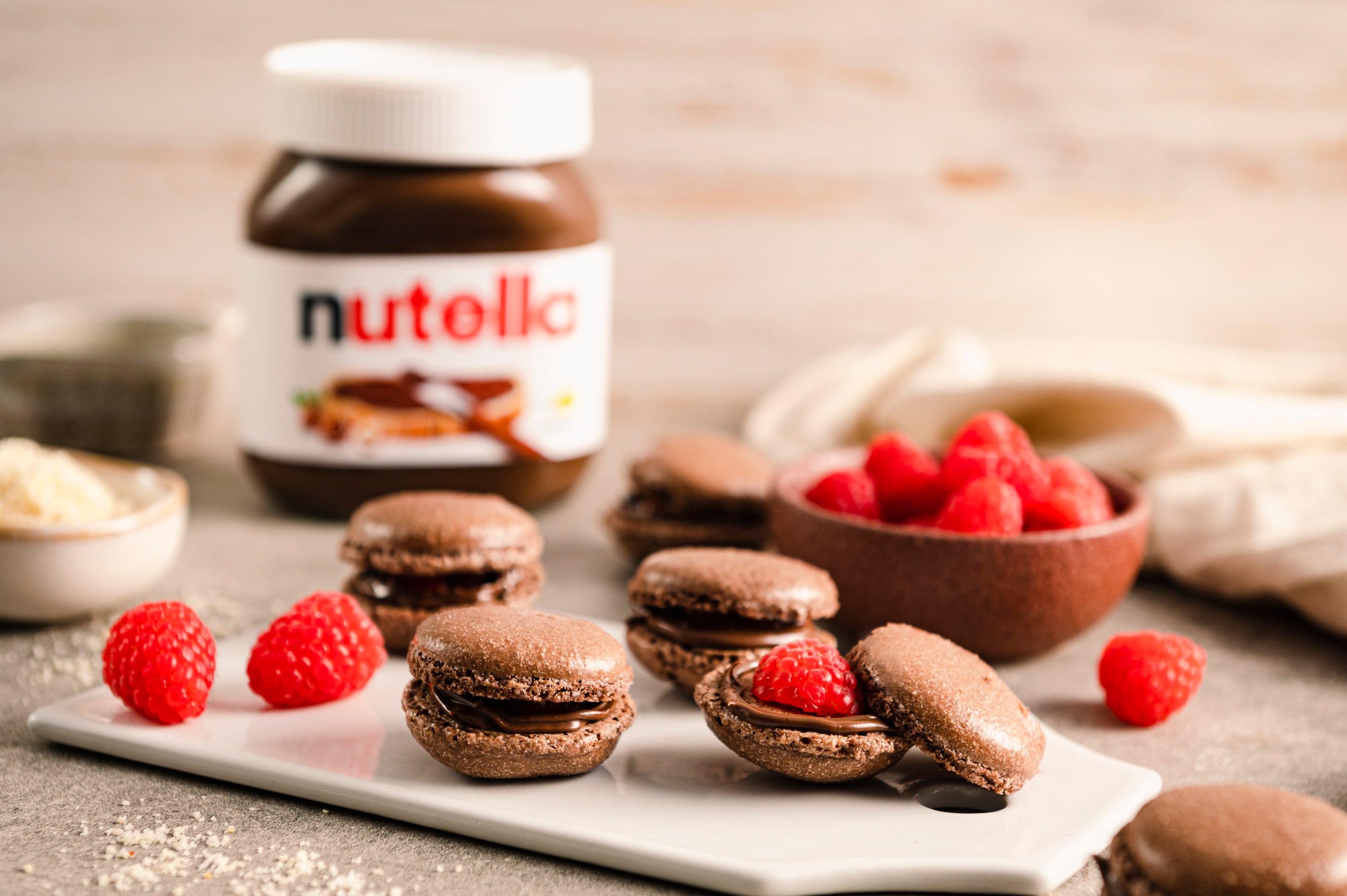 Nutella Werbeaufnahme: Glas Nutella, frische Früchte und Löffel dekorativ arrangiert.