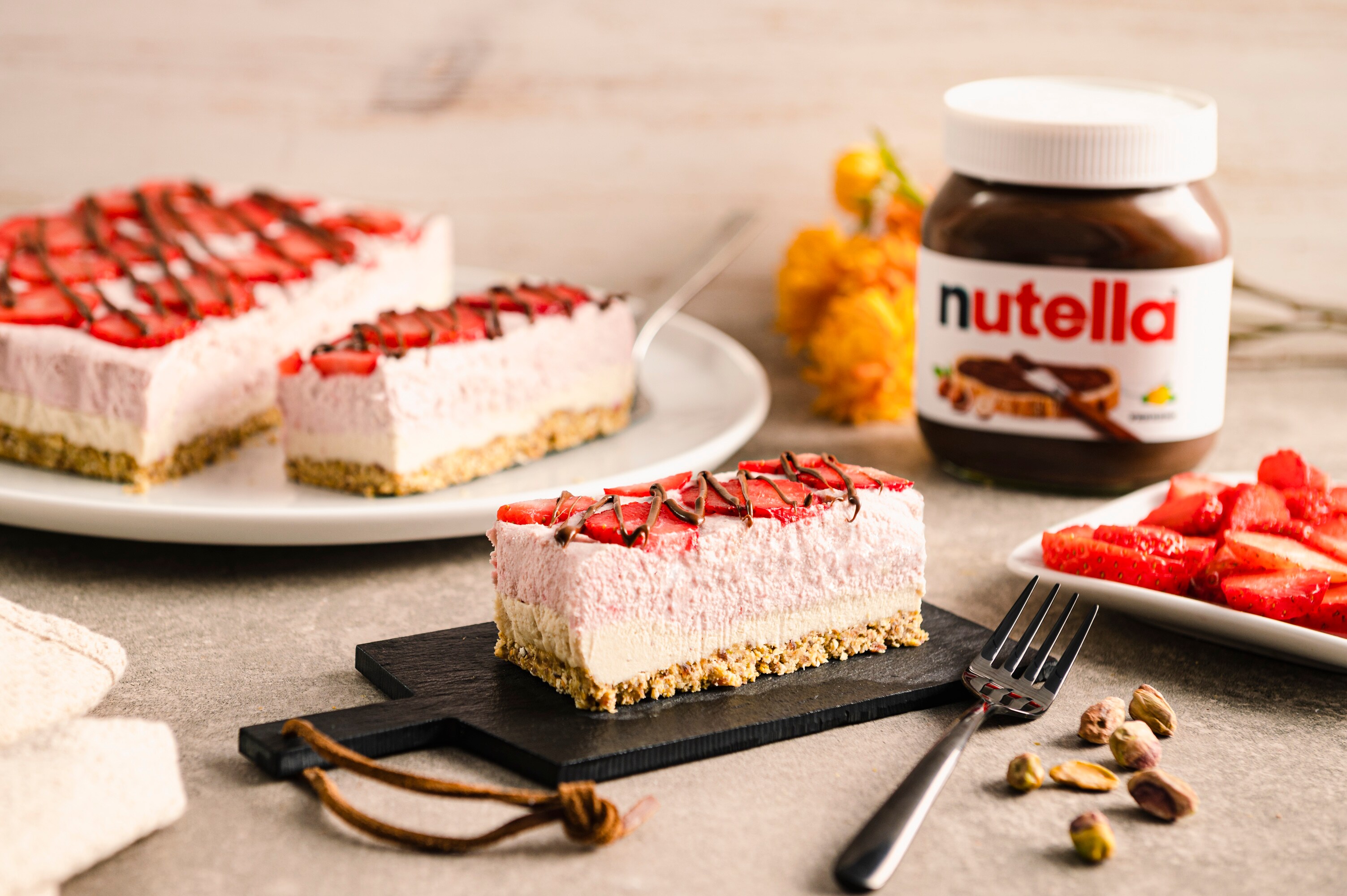 Nutella Glas mit Zutaten und Holzlöffel, stilvolle Produktaufnahme für Kampagne.