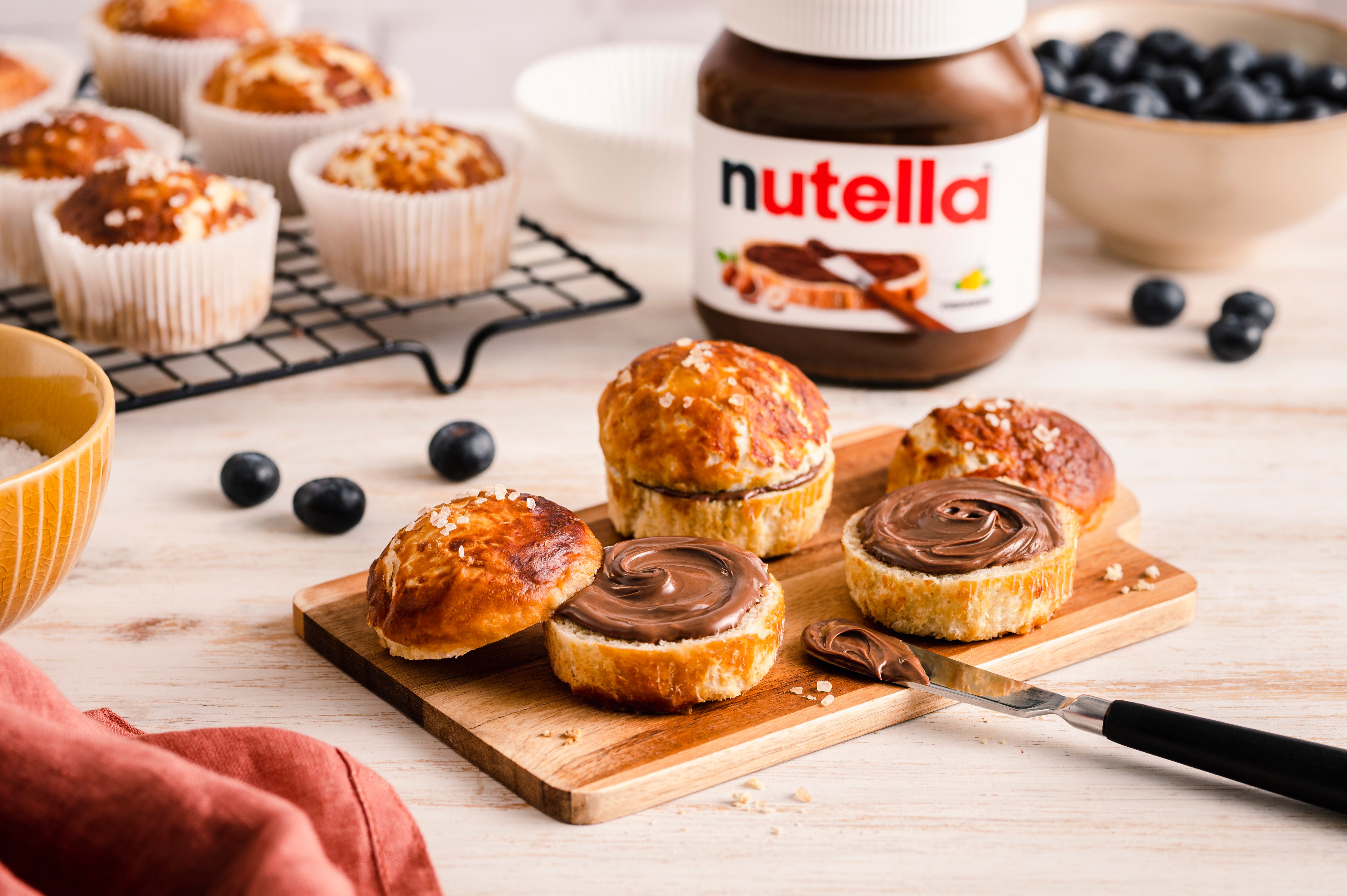 Nutella Boom Werbefoto: Glas dekorativ mit Löffel und Zutaten arrangiert.