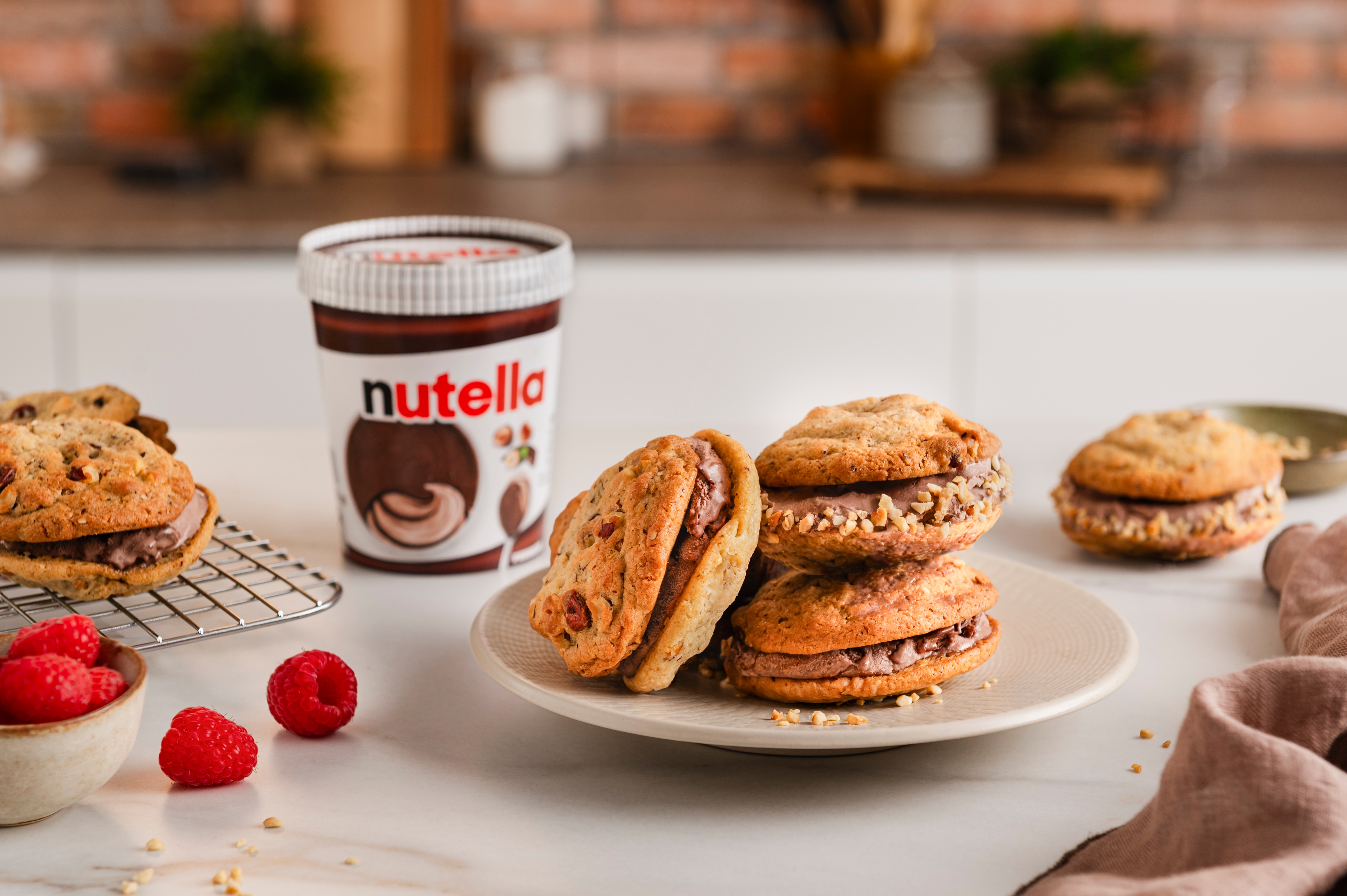 Nutella Mug-Cake mit Eis, Dessertbecher serviert, warme Krume und schmelzendes Eis.