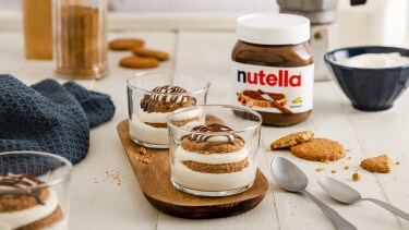 Knuspriges Tiramisu mit Nutella, geschichteter Mascarponecreme und Kakaopulver.