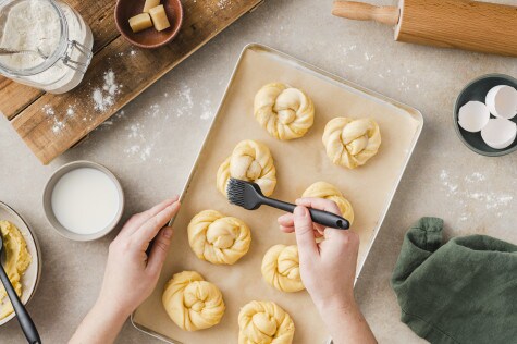 Marzipan-Hefe-Knoten mit nutella® - Schritt 4