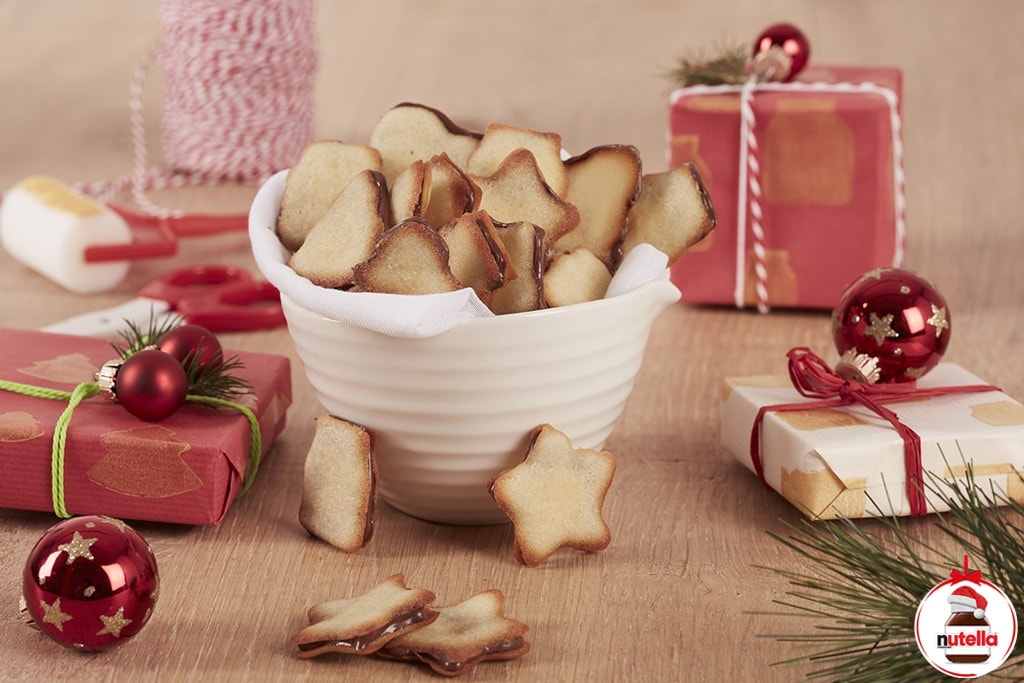 Langues de chat croustillantes garnies de Nutella pour le goûter.