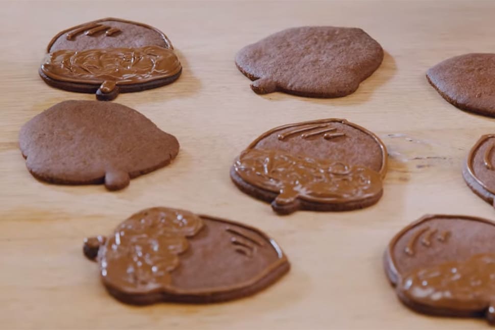 Biscuits de Noël garnis de Nutella et glaçage décoratif.