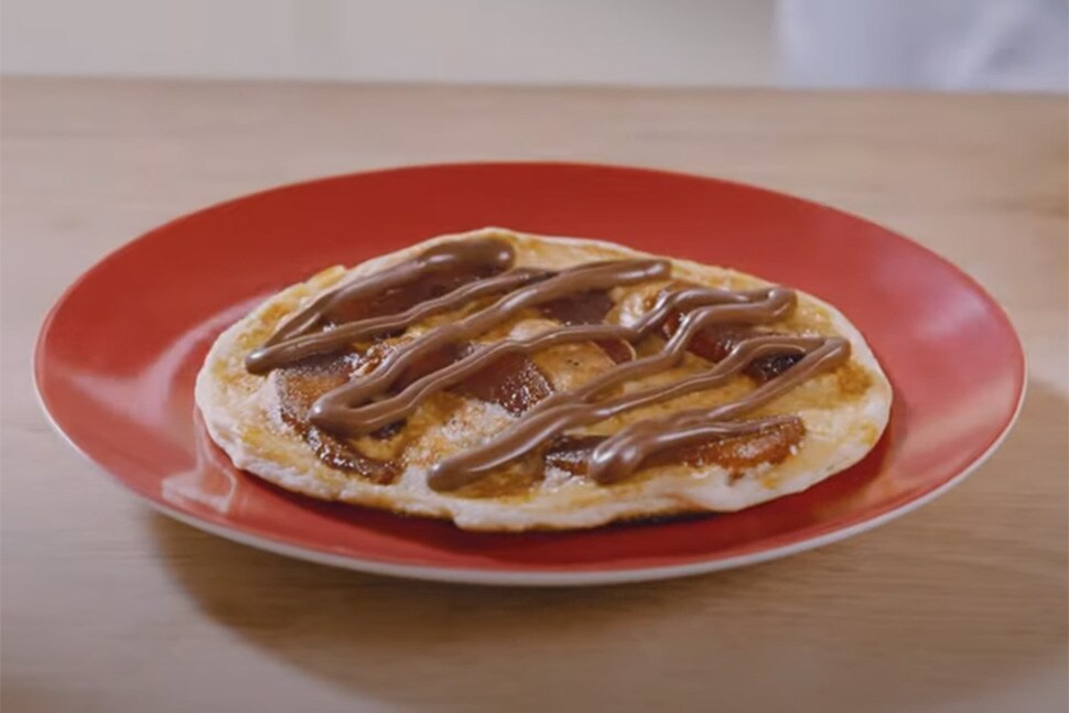Crêpes fourrées au Nutella, roulées et servies chaudes.