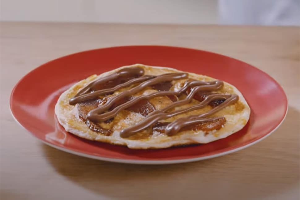 Crêpes fourrées au Nutella, roulées et servies chaudes.