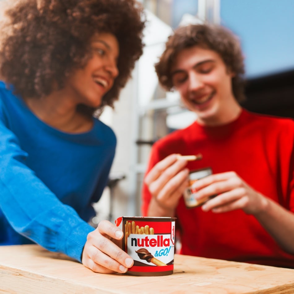 Groupe d'amis partageant sachets Nutella et Go, moment convivial.