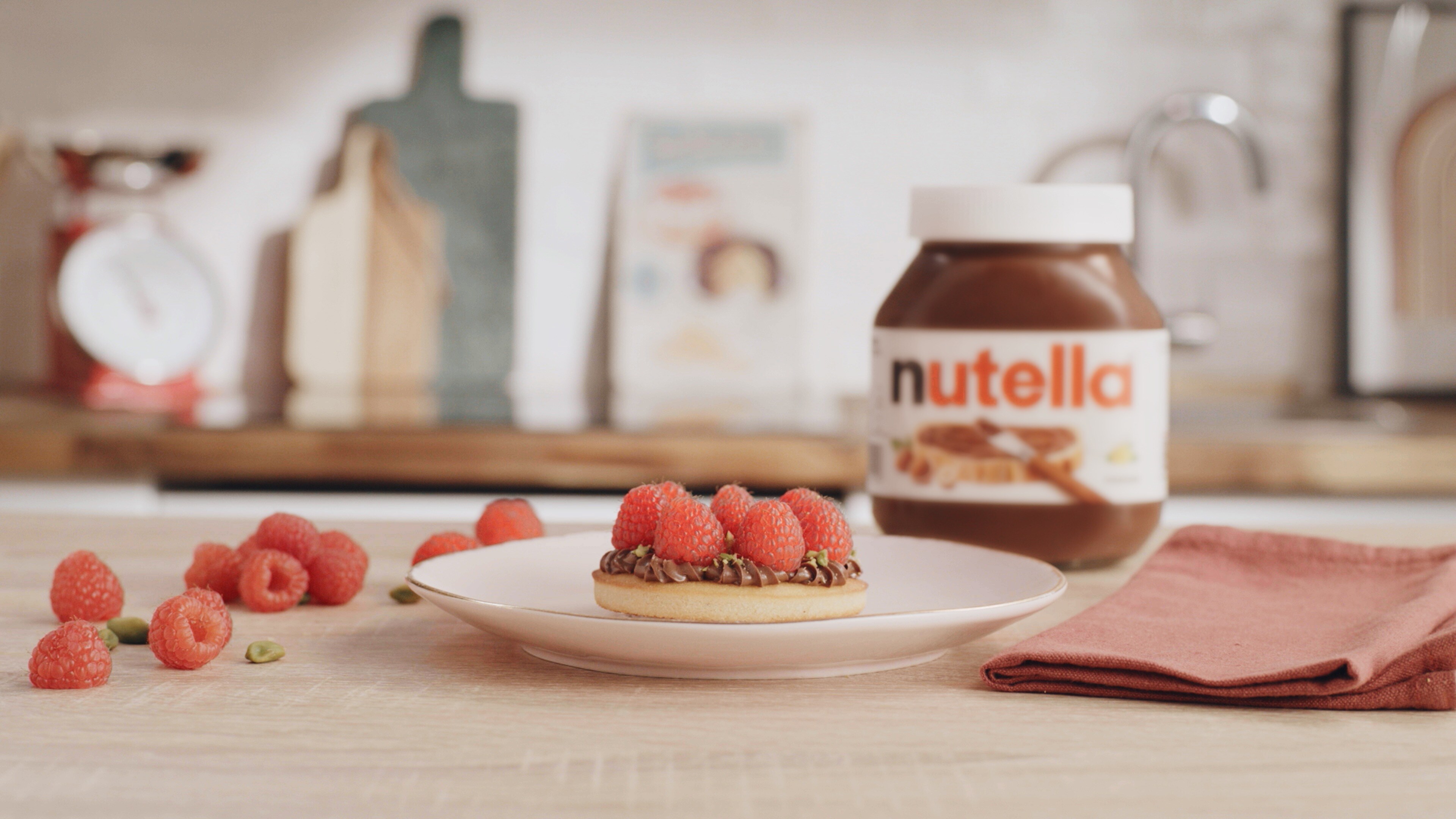 Tartelette framboise avec base croustillante et touche de Nutella.
