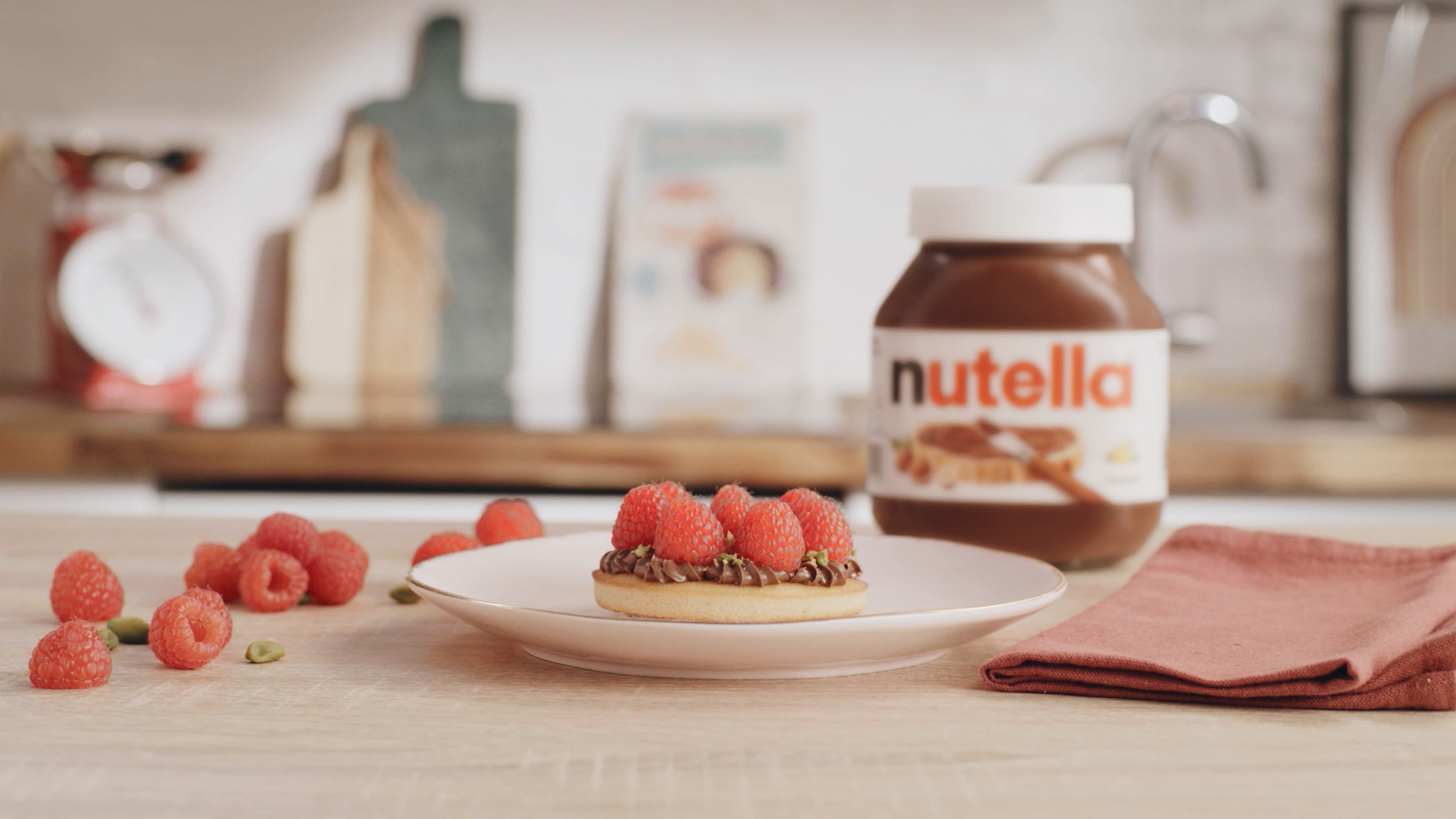 Tartelette framboise avec base croustillante et touche de Nutella.