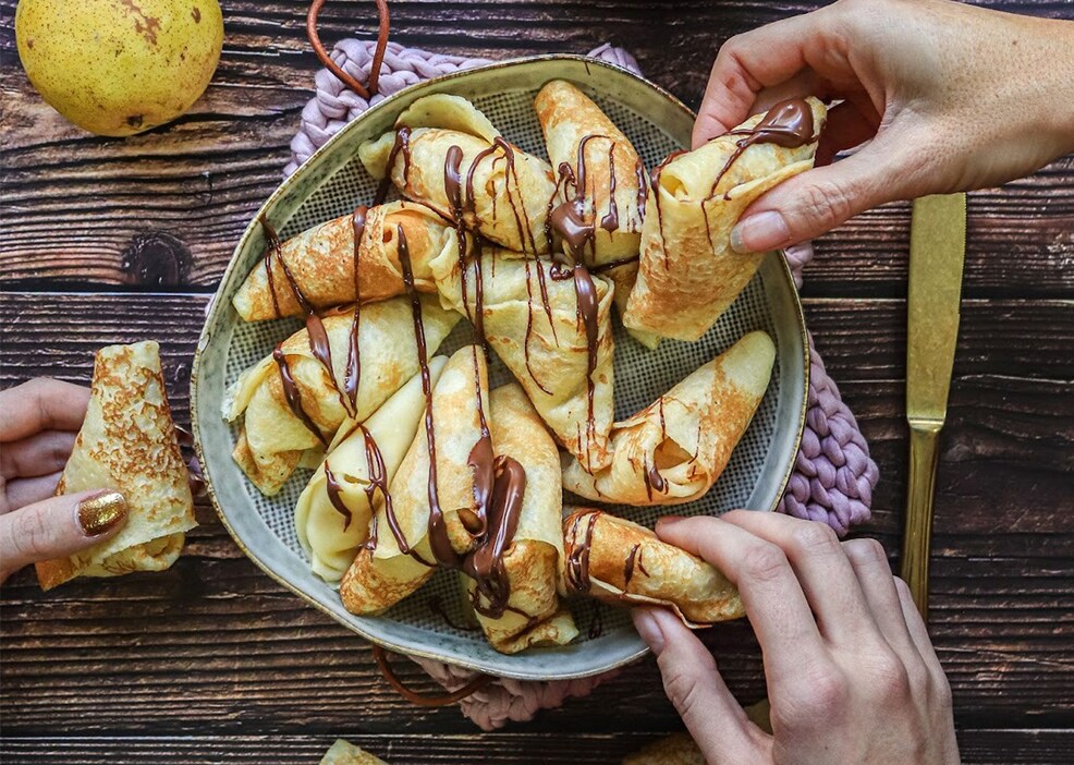 Samoussas sucrés dorés farcis d'une crème au Nutella, servis chauds.