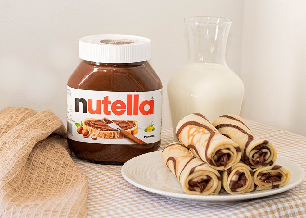 Tourbillon feuilleté marbré de Nutella, roulé et tranché pour servir.