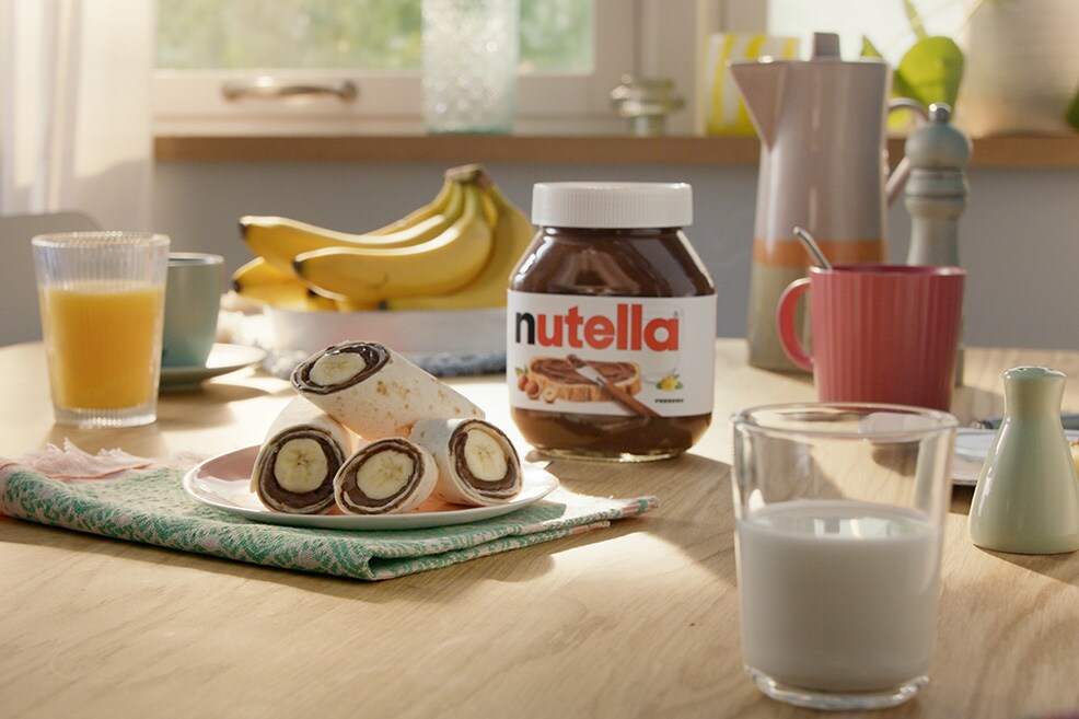 Burrito sucré à la banane et Nutella, roulé et tranché pour partager.