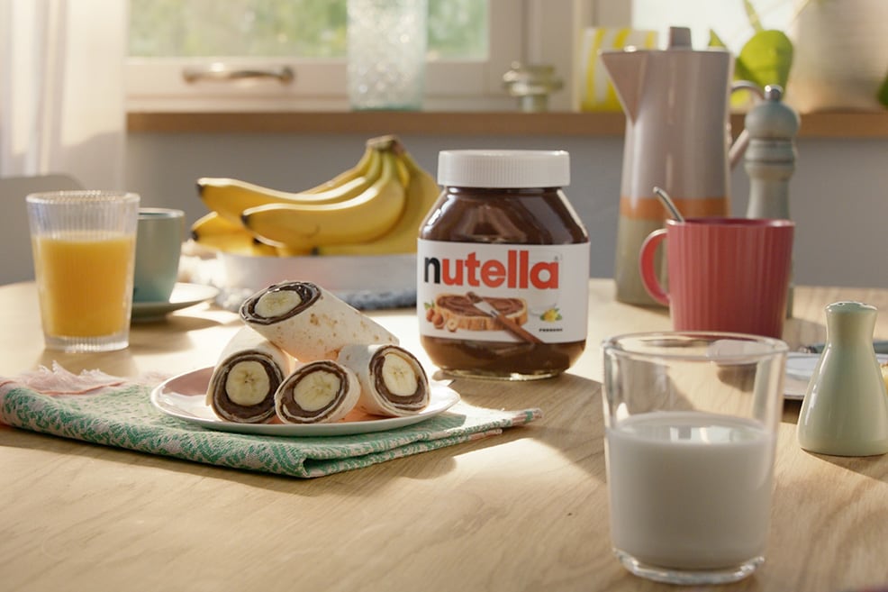 Burrito sucré à la banane et Nutella, roulé et tranché pour partager.