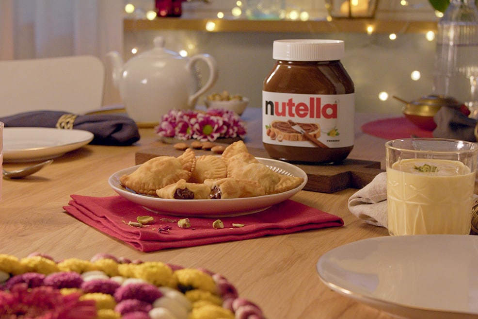 Karanji sucré farci au Nutella, frit et doré, présentation traditionnelle.