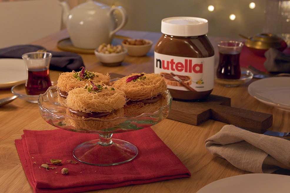 Konafa croustillante garnie de Nutella et pistaches concassées, coulis sucré.