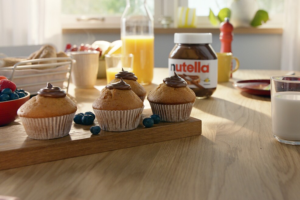 Muffins variés, certains fourrés au Nutella, présentés sur plateau.