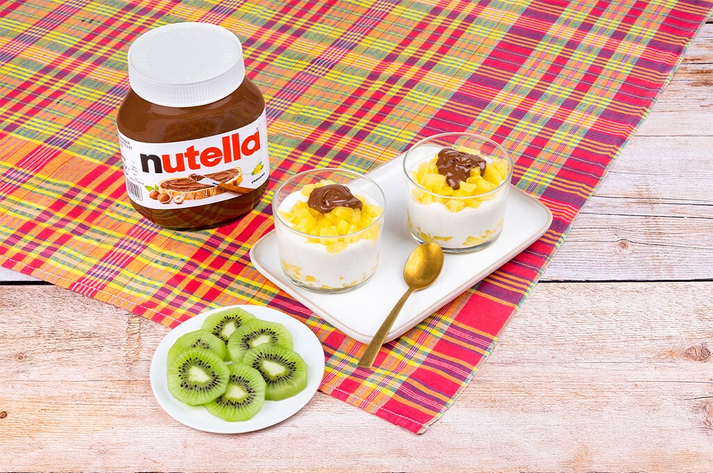 Blanc-manger coco présenté en portion, nappé d'un trait de Nutella.