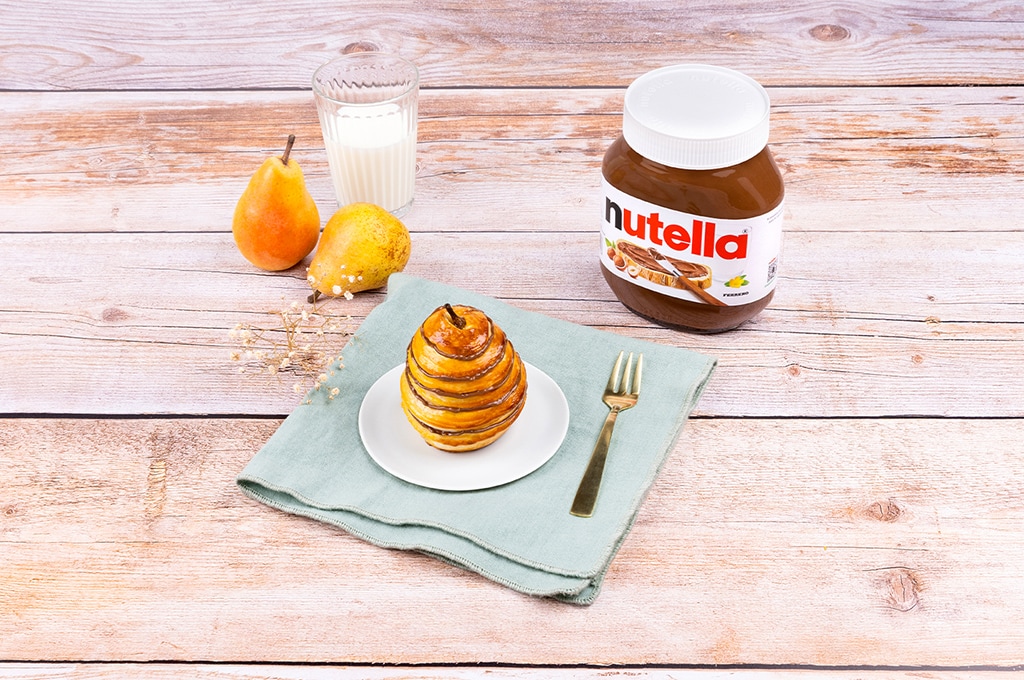 Bourdelot, gâteau rustique aux fruits avec marbrage généreux de Nutella.