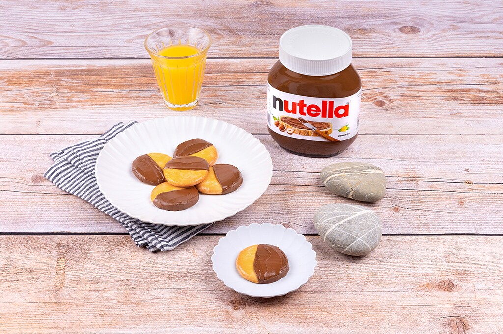 Sablés bretons croustillants servis avec cuillerée généreuse de Nutella.