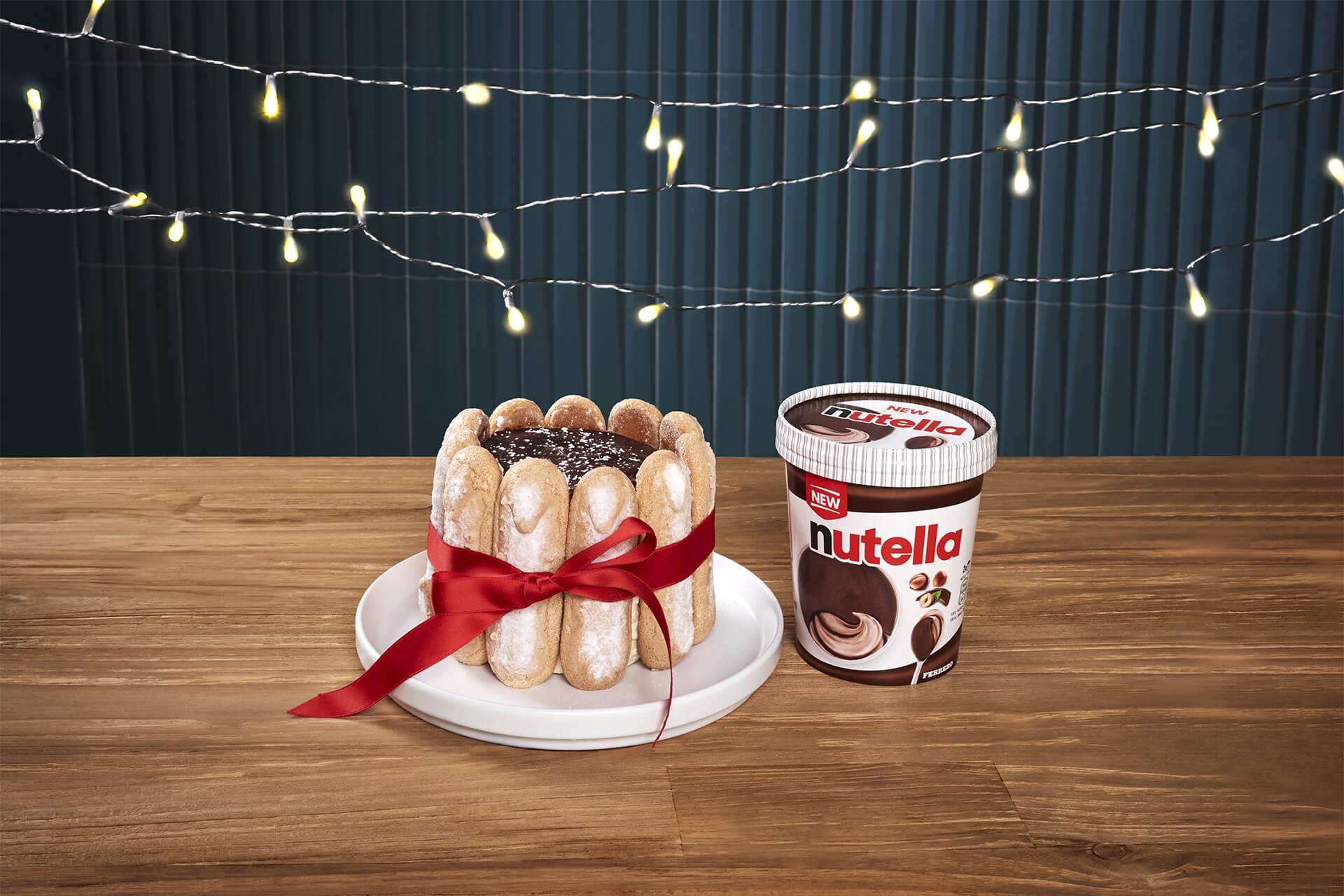 Charlotte glacée au Nutella, couches de crème glacée et biscuits.