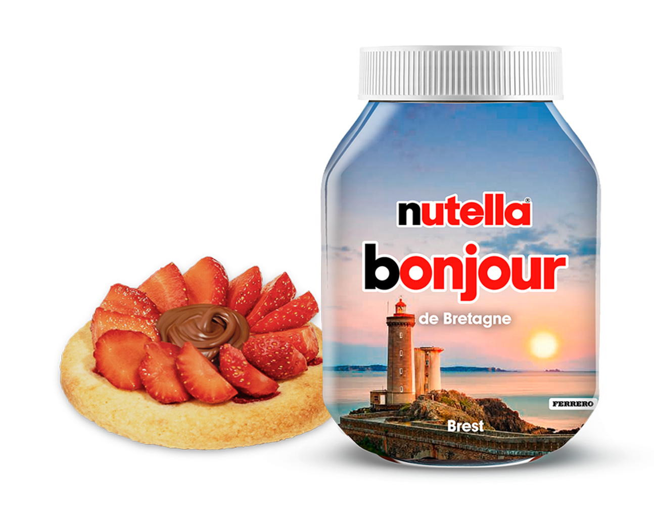 Un pot de Nutella avec une étiquette personnalisée indiquant "Nutella Bonjour de Bretagne - Brest", illustré par un coucher de soleil sur un phare en bord de mer. À côté du pot, un biscuit sablé rond garni de tranches de fraises et d’un tourbillon de Nutella.