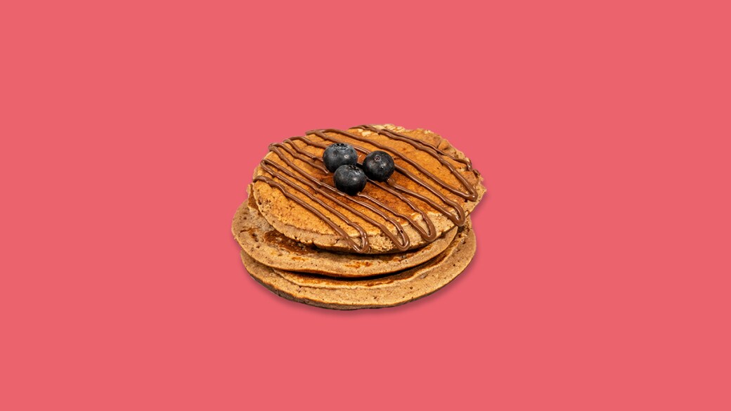 Pancakes à la farine de châtaigne garnis de Nutella, miel et noix.