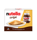 Une crêpe pliée remplie de pâte à tartiner au chocolat est placée sur une assiette blanche.