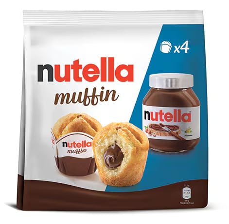 Un pot de Nutella est présenté à côté de deux muffins. L'un des muffins est coupé en deux pour révéler une garniture de Nutella, tandis que l'autre est entier et emballé dans un papier à thème Nutella.
