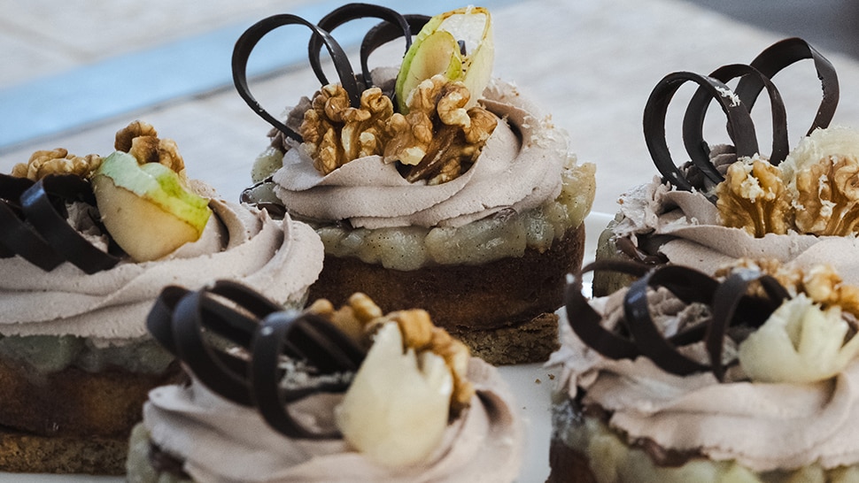 Pâtisserie 'Éclat de Chance' fourrée au Nutella, présentation gourmande.
