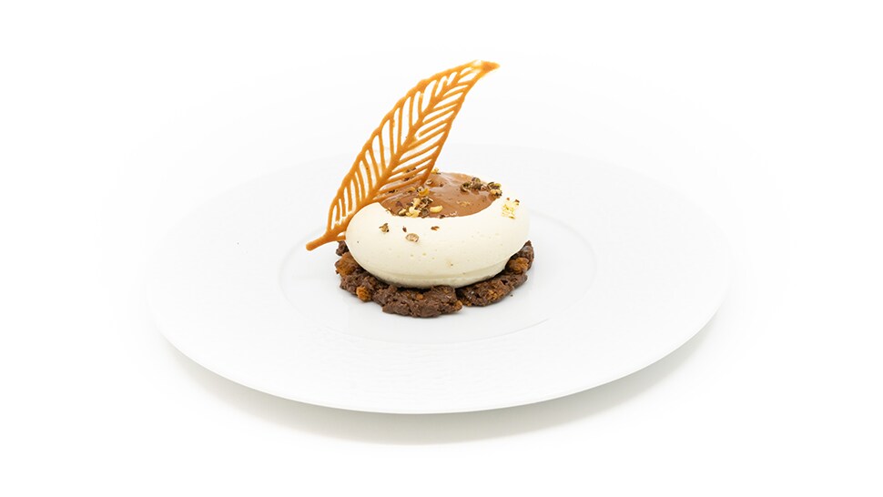 Gâteau royal poire-cannelle-verveine avec insert délicat de Nutella.