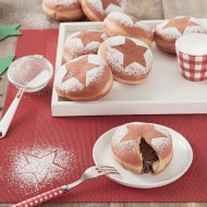 Beignets dorés servis avec Nutella pour tremper et sucre glace.