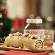 Bûche roulée mangue et citron vert garnie de Nutella.