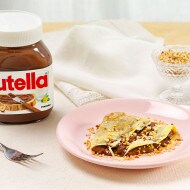 crepes au Nutella et aux noisettes avec assiette | Nutella