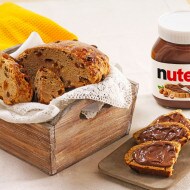 Pain sucré aux raisins secs avec spirale généreuse de Nutella fondant.