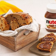 Pain sucré aux raisins secs avec spirale généreuse de Nutella fondant.