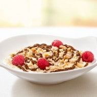 Porridge chaud agrémenté de Nutella et fruits frais.