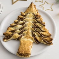Sapin de Noël pâtissier garni de Nutella et décorations festives.