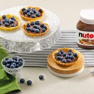 Tartelettes aux myrtilles et au Nutella avec assiette et pot| Nutella
