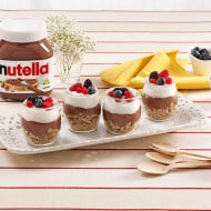 Yaourt au muesli croustillant avec cuillerée de Nutella.