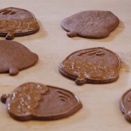 Biscuits de Noël garnis de Nutella et glaçage décoratif.