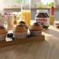 Muffins variés, certains fourrés au Nutella, présentés sur plateau.