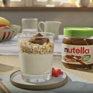 Yaourt vegan au Nutella plant-based, granola croustillant et fruits frais.