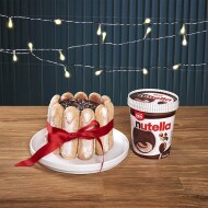 Charlotte glacée au Nutella, couches de crème glacée et biscuits.