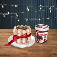 Charlotte glacée au Nutella, couches de crème glacée et biscuits.