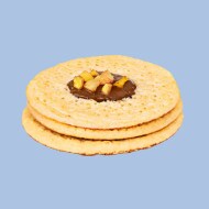 Crêpes mille-trous aux pommes servies avec Nutella chaud et cannelle.