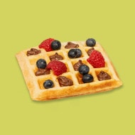 Gaufres dorées servies avec Nutella et fruits frais.